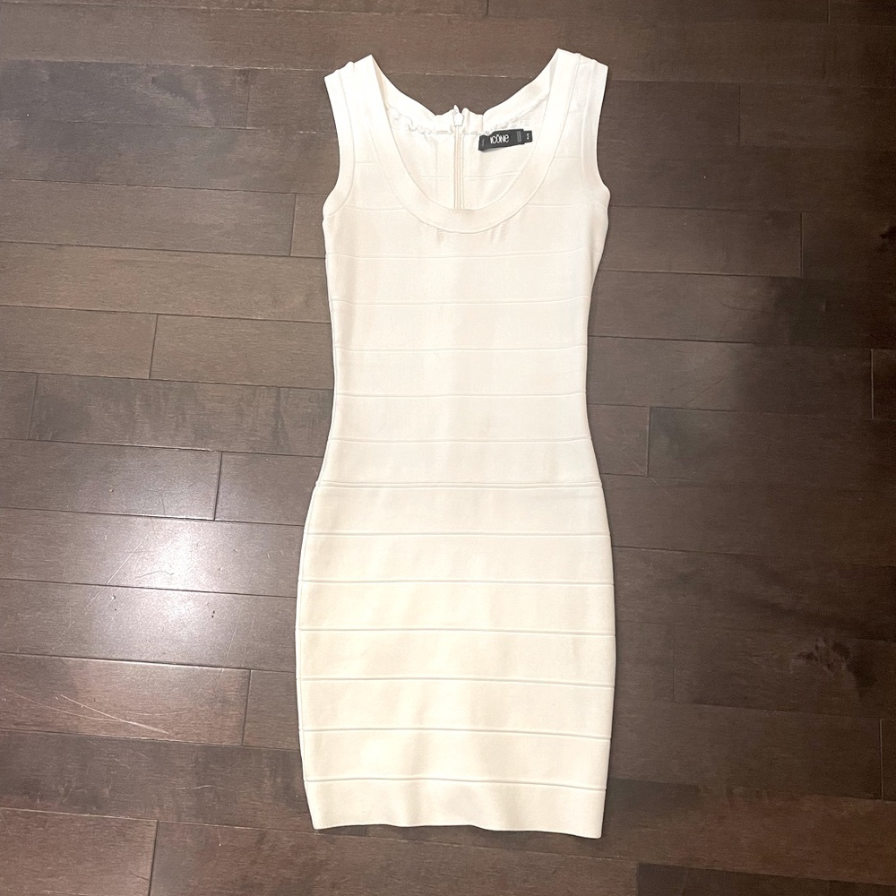 Bodycon white above knee sleeveless dress